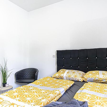 Near Schoenbrunn - Economy Rooms In Shared Apartment At Meidling Train Station Wien Eksteriør billede