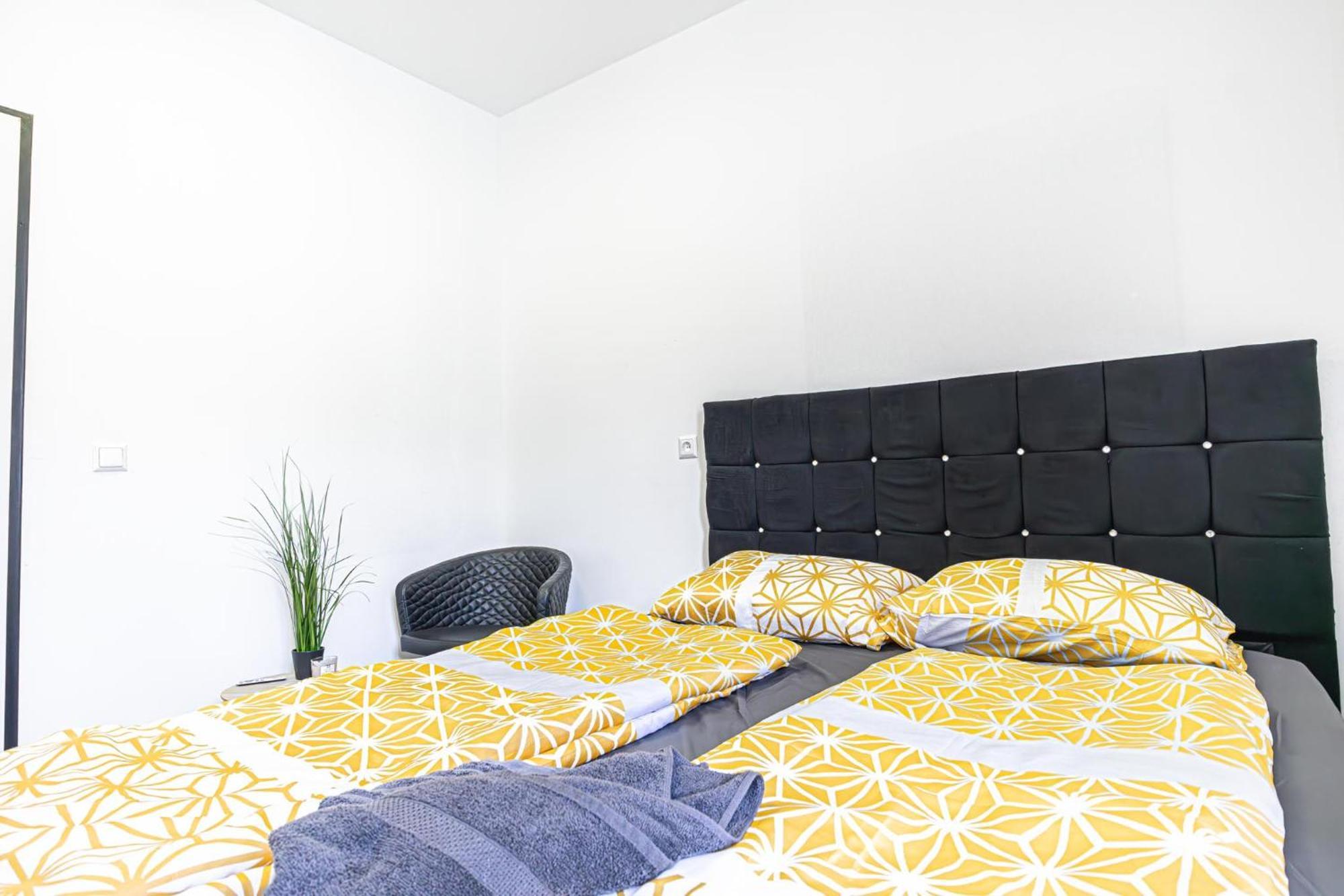 Near Schoenbrunn - Economy Rooms In Shared Apartment At Meidling Train Station Wien Eksteriør billede