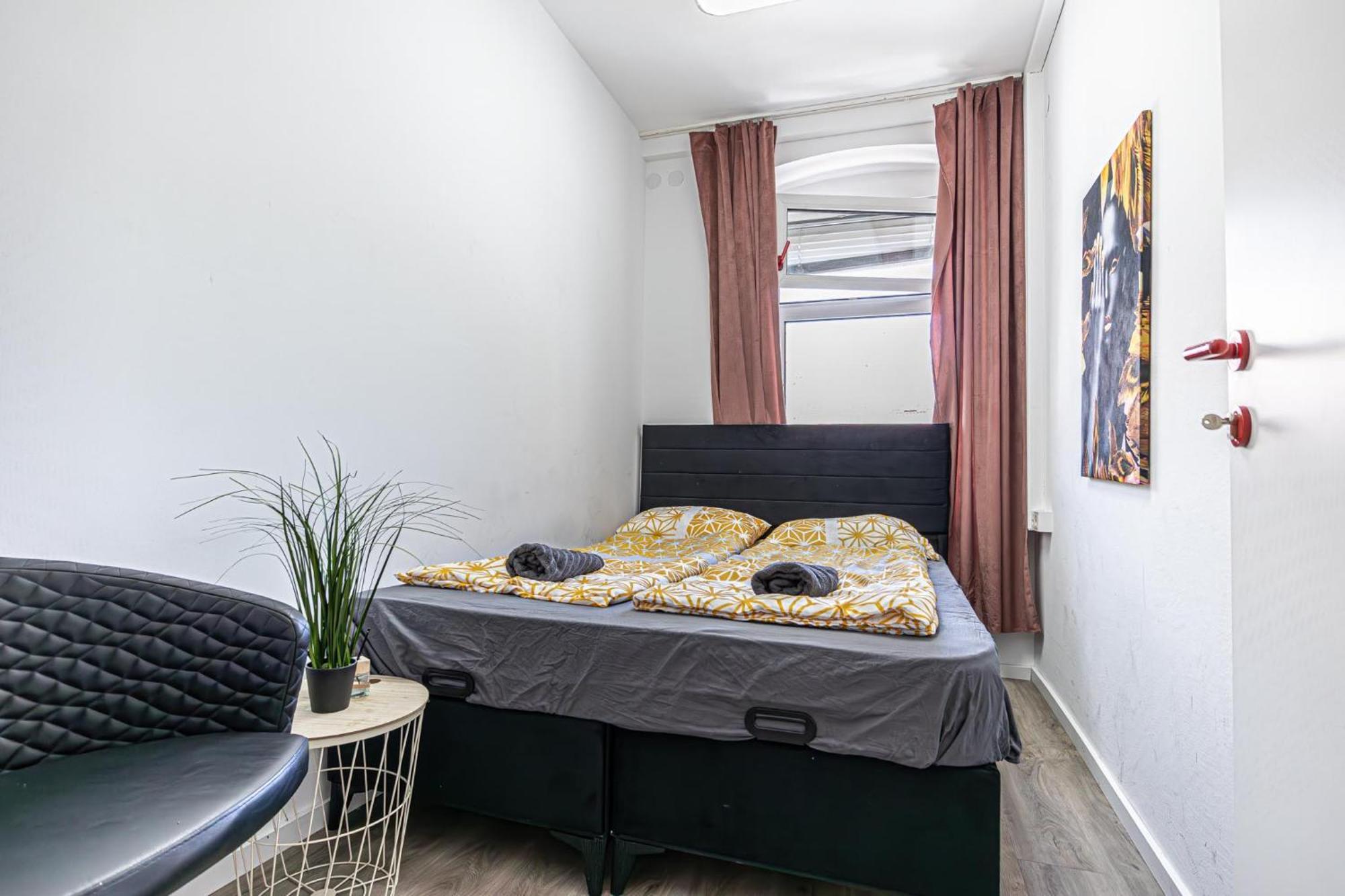 Near Schoenbrunn - Economy Rooms In Shared Apartment At Meidling Train Station Wien Eksteriør billede