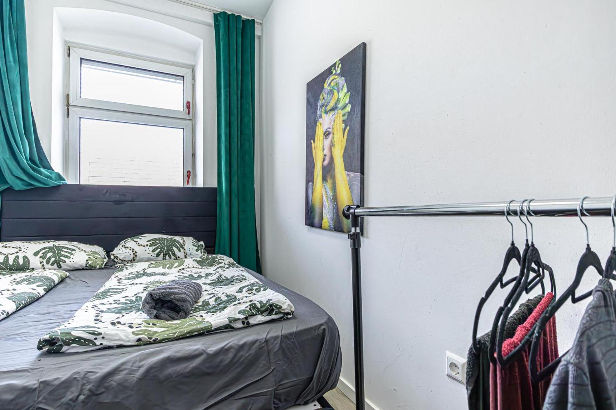Near Schoenbrunn - Economy Rooms In Shared Apartment At Meidling Train Station Wien Eksteriør billede