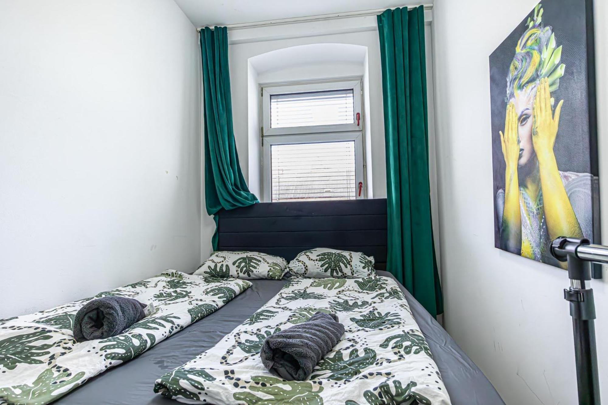 Near Schoenbrunn - Economy Rooms In Shared Apartment At Meidling Train Station Wien Eksteriør billede