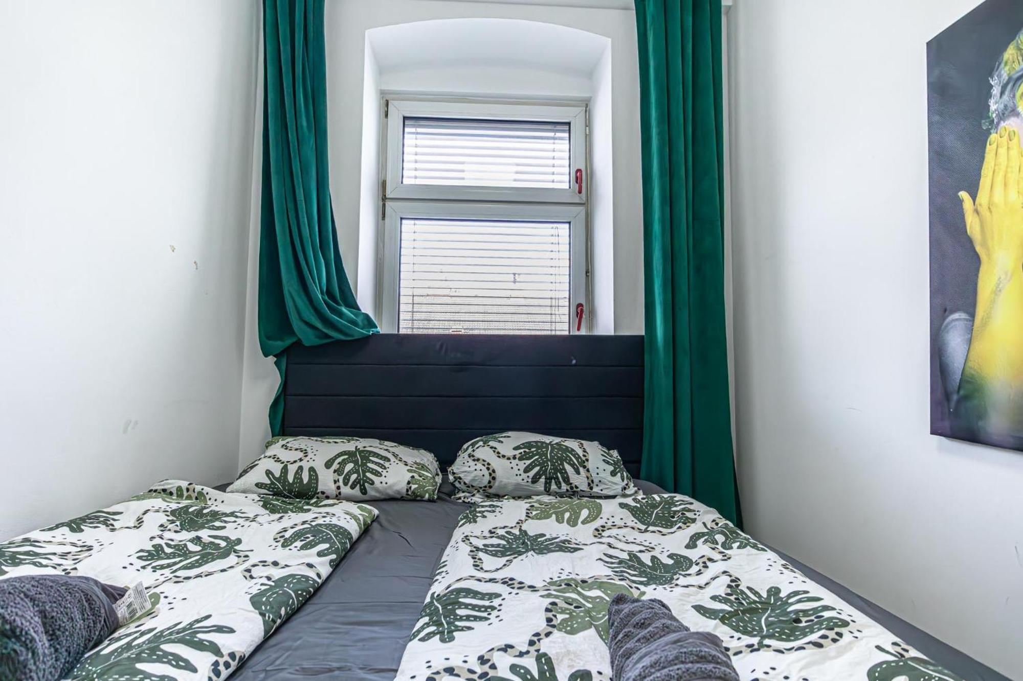 Near Schoenbrunn - Economy Rooms In Shared Apartment At Meidling Train Station Wien Eksteriør billede