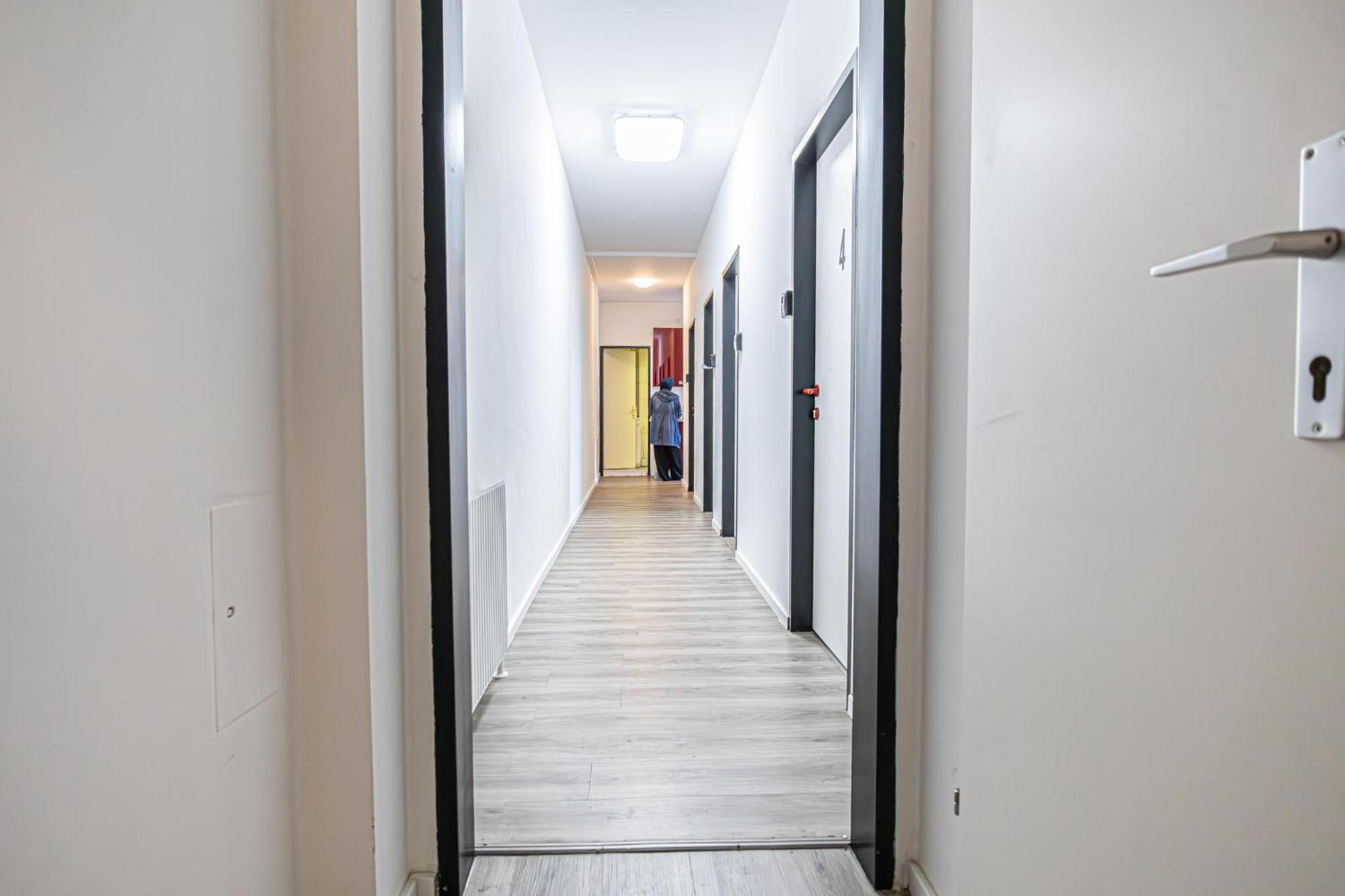 Near Schoenbrunn - Economy Rooms In Shared Apartment At Meidling Train Station Wien Eksteriør billede