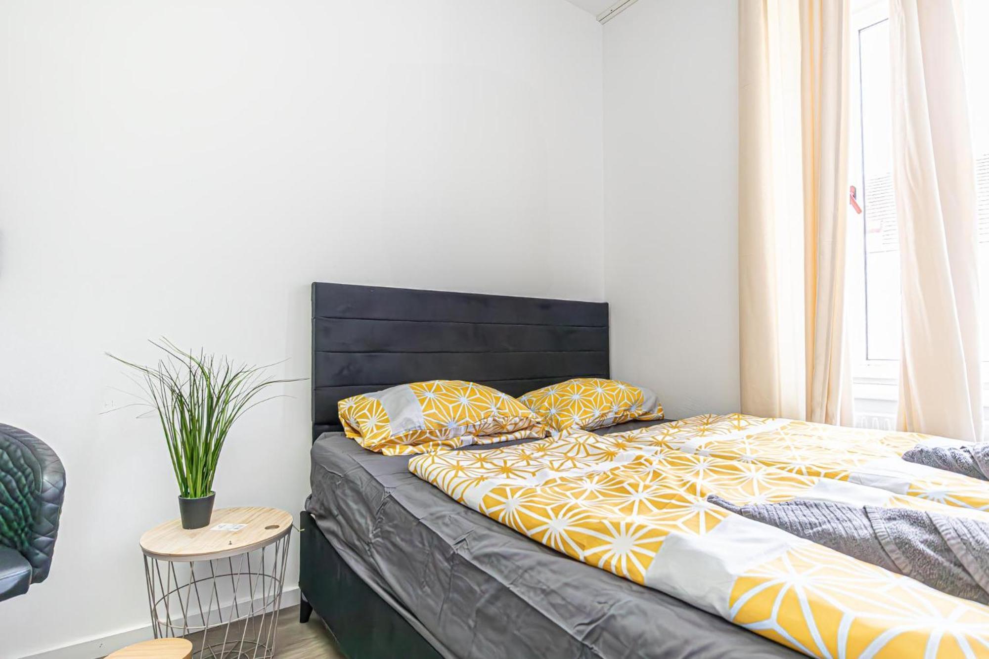 Near Schoenbrunn - Economy Rooms In Shared Apartment At Meidling Train Station Wien Eksteriør billede