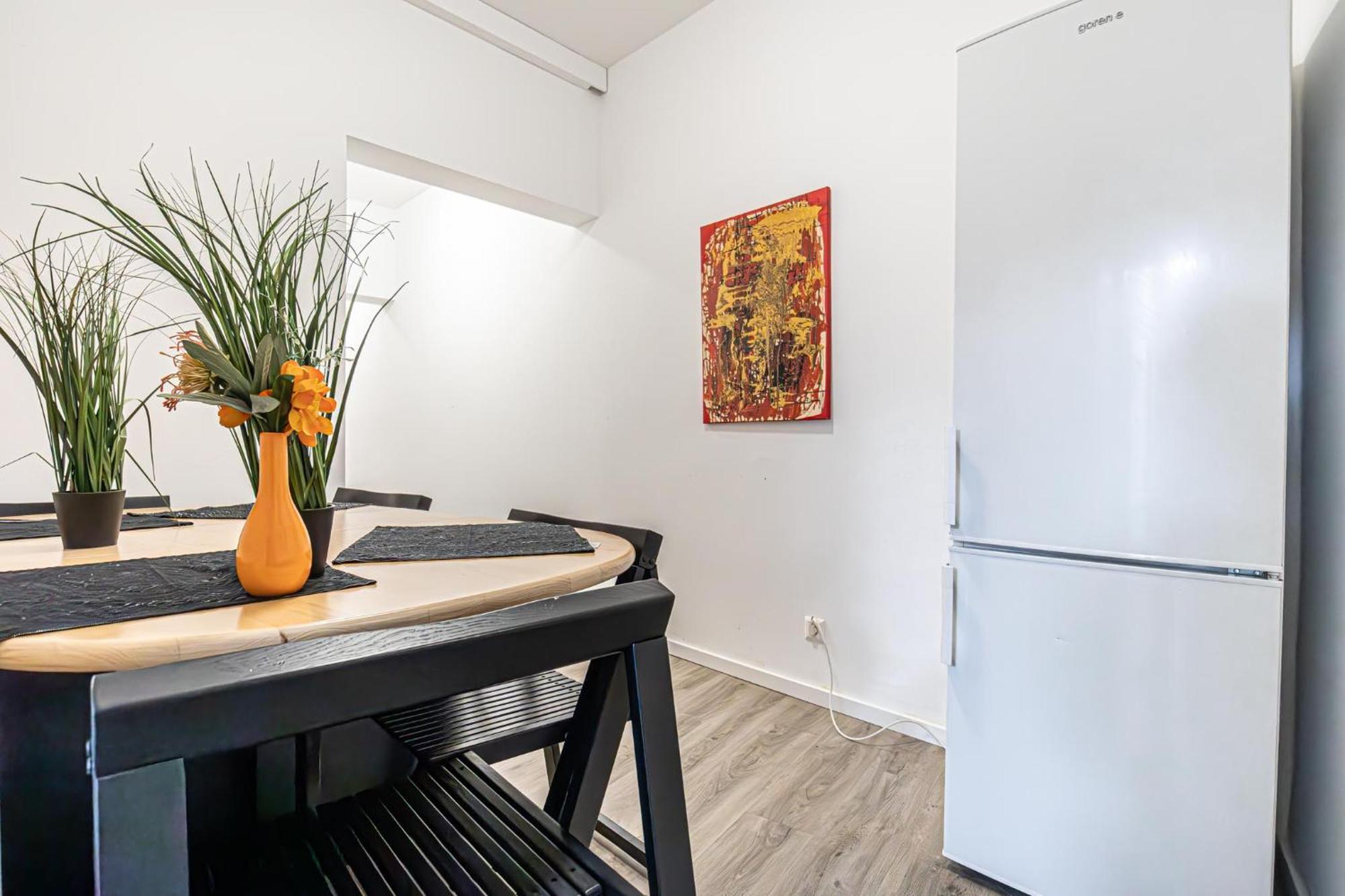 Near Schoenbrunn - Economy Rooms In Shared Apartment At Meidling Train Station Wien Eksteriør billede