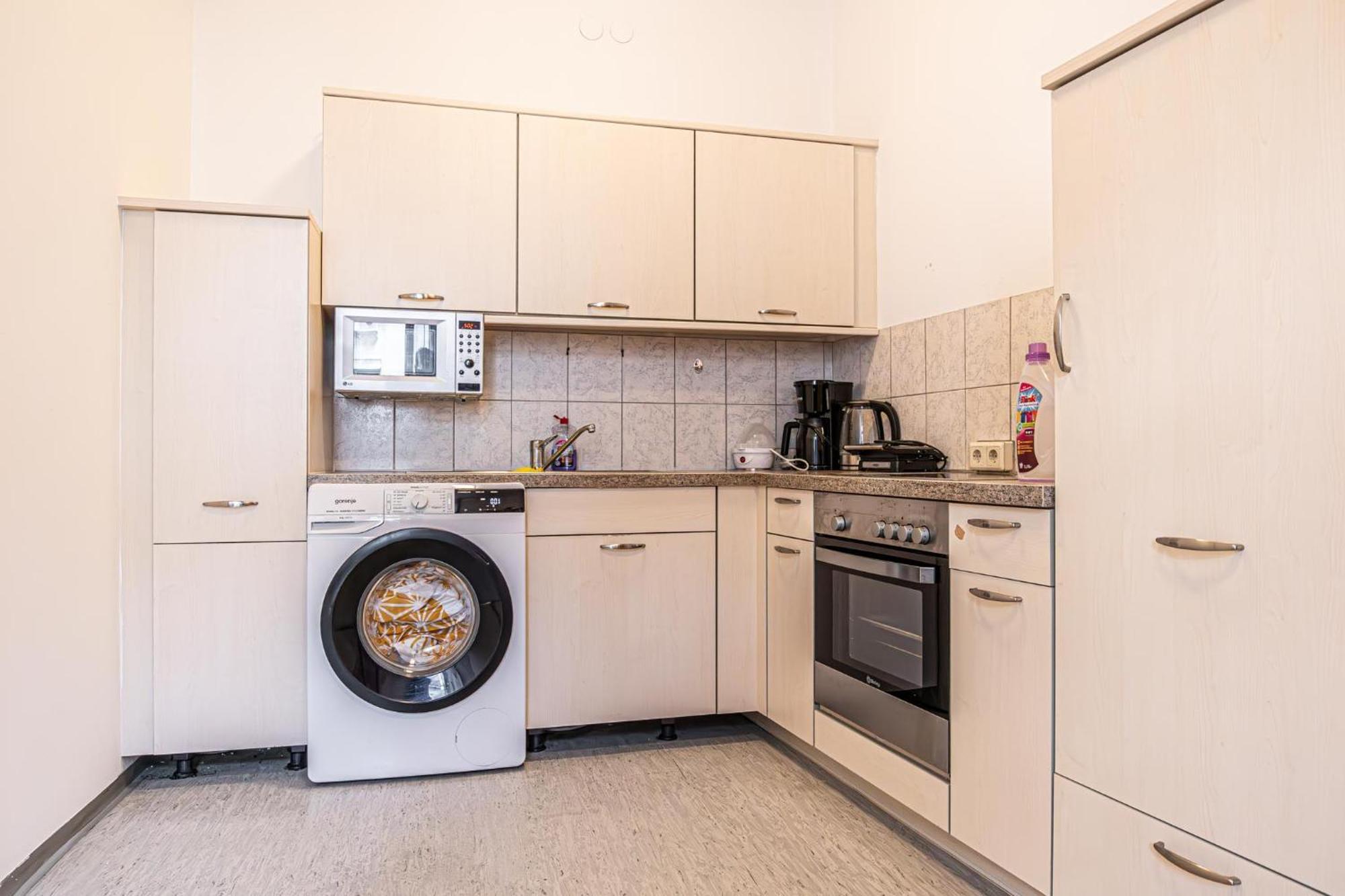 Near Schoenbrunn - Economy Rooms In Shared Apartment At Meidling Train Station Wien Eksteriør billede