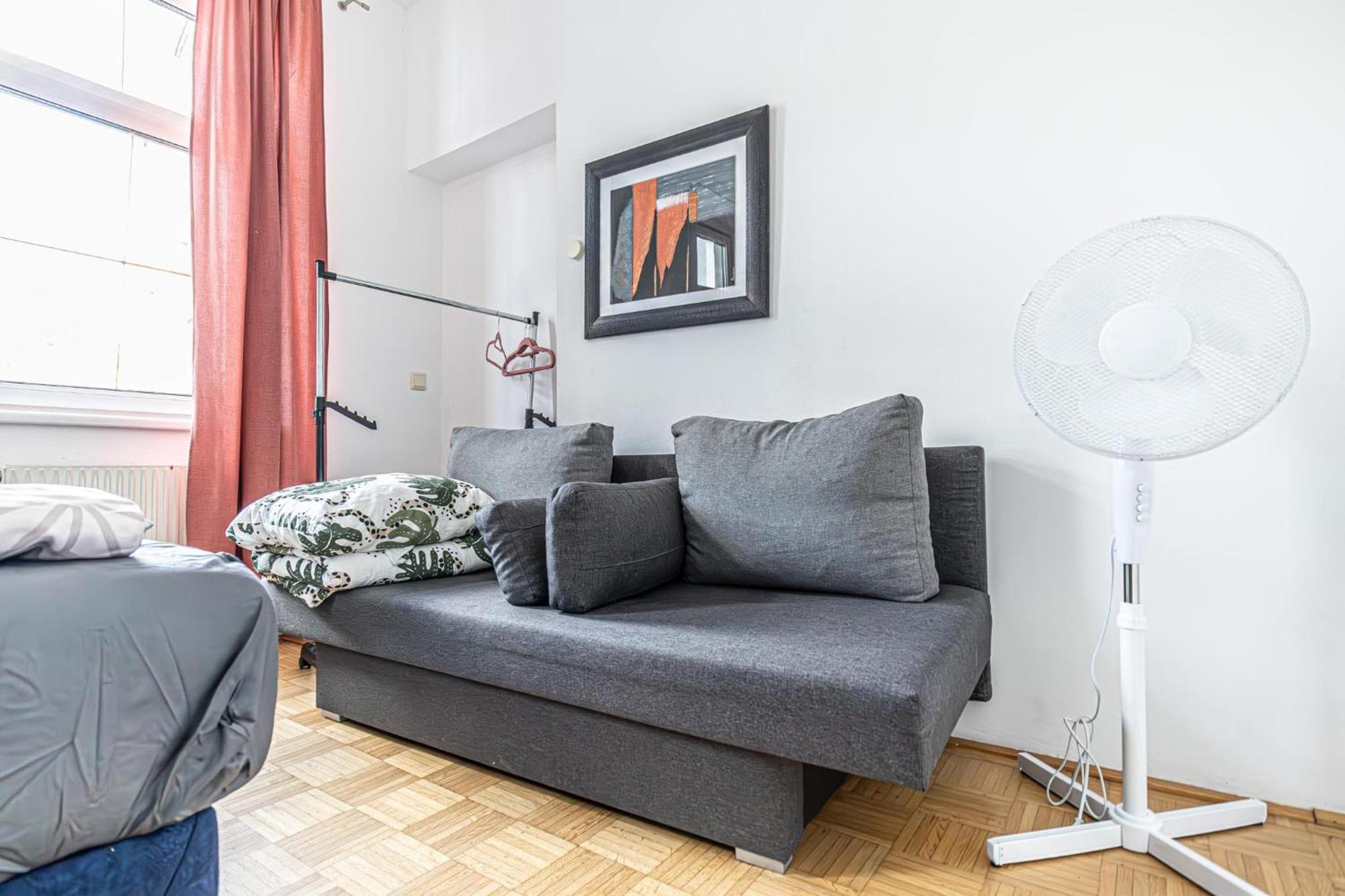 Near Schoenbrunn - Economy Rooms In Shared Apartment At Meidling Train Station Wien Eksteriør billede