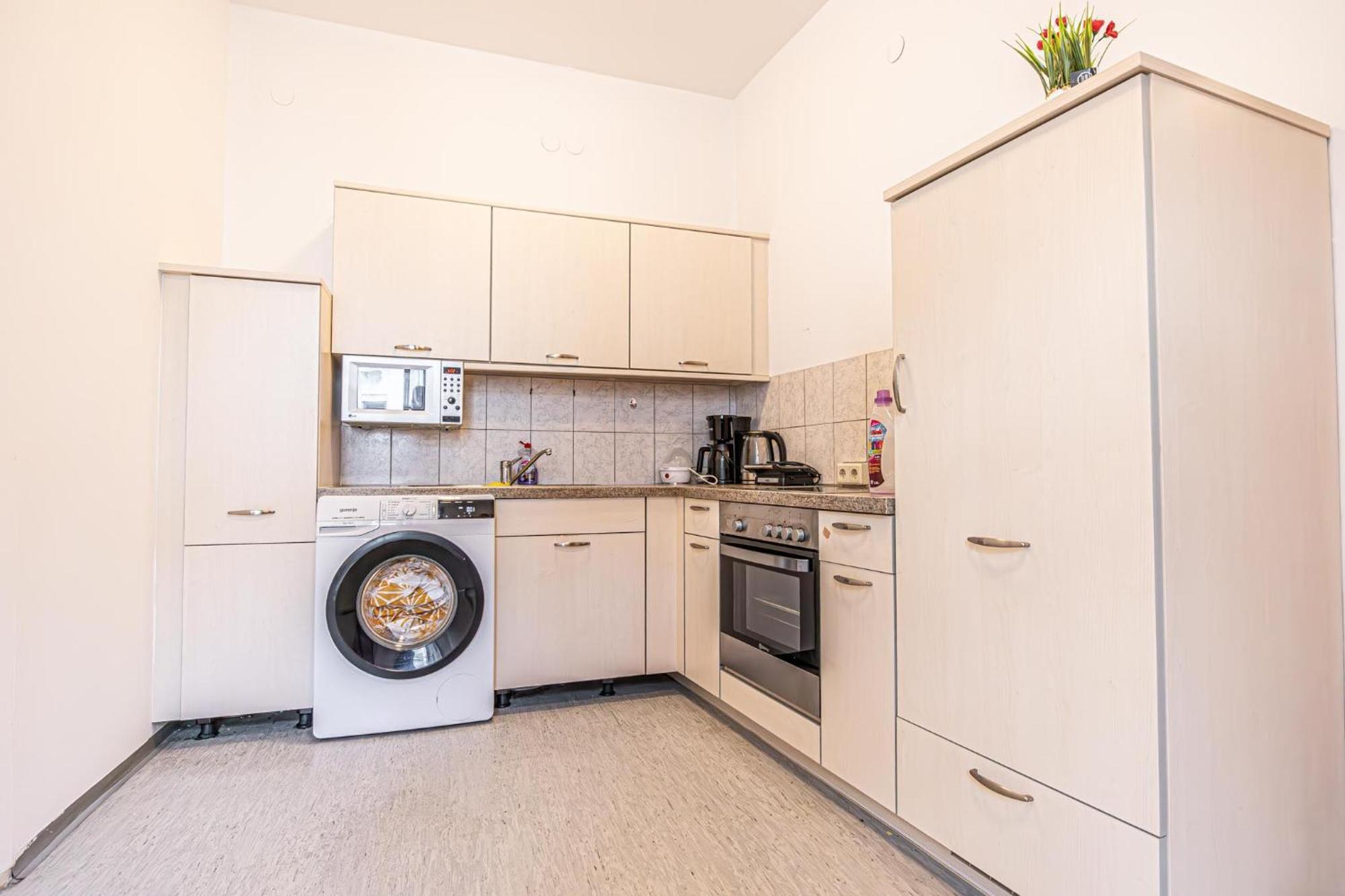 Near Schoenbrunn - Economy Rooms In Shared Apartment At Meidling Train Station Wien Eksteriør billede