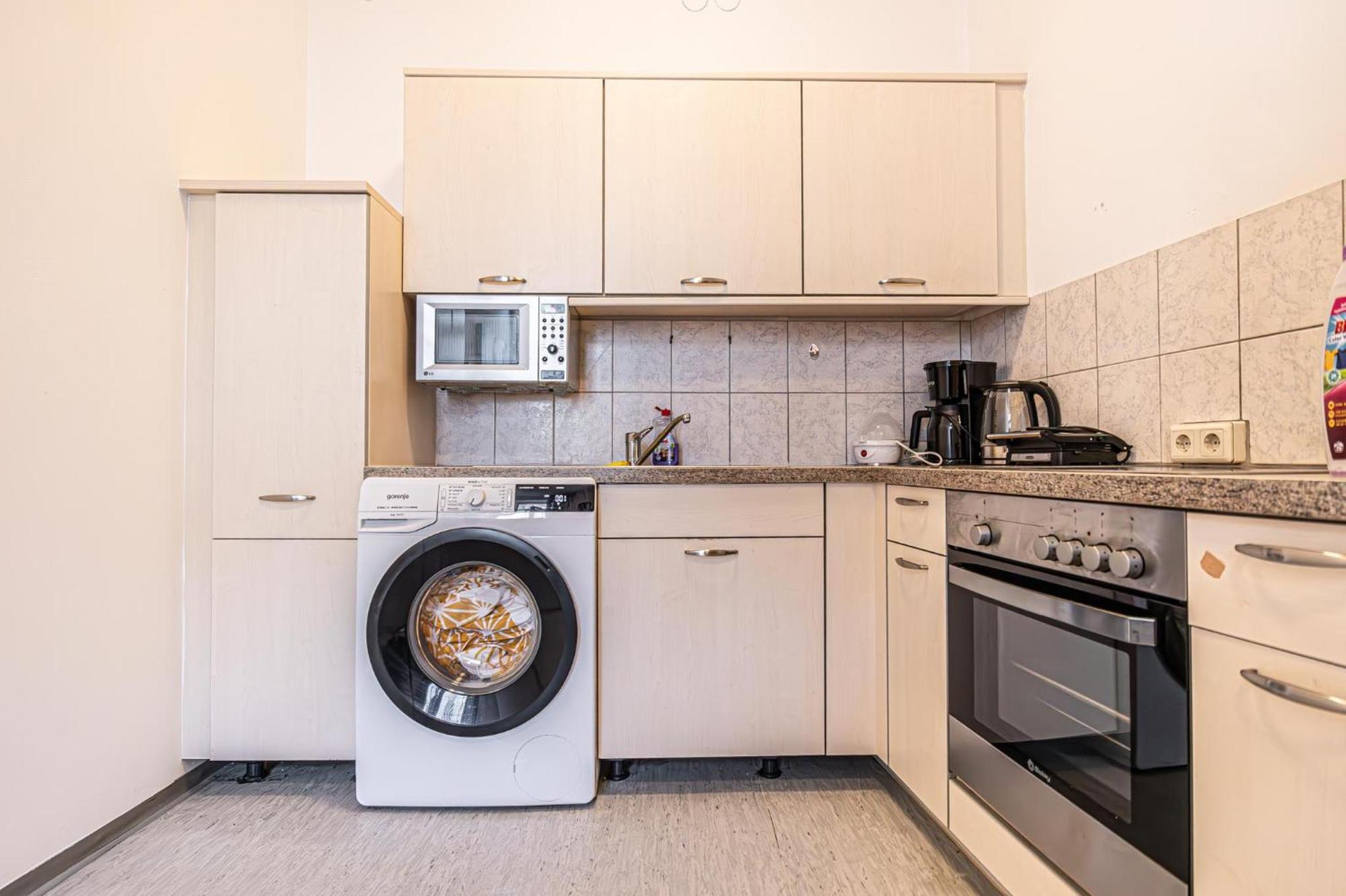Near Schoenbrunn - Economy Rooms In Shared Apartment At Meidling Train Station Wien Eksteriør billede