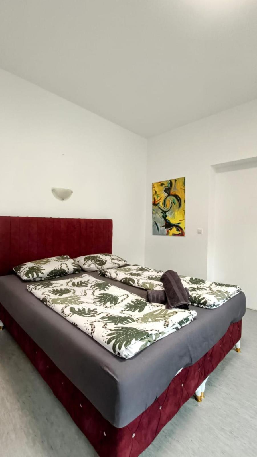 Near Schoenbrunn - Economy Rooms In Shared Apartment At Meidling Train Station Wien Eksteriør billede